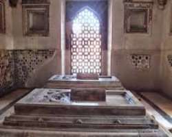 After hearing the name of the mosque the question that comes to mind is that who was Jamali and Kamali. Jamali was a Sufi-saint at the time of the Lod